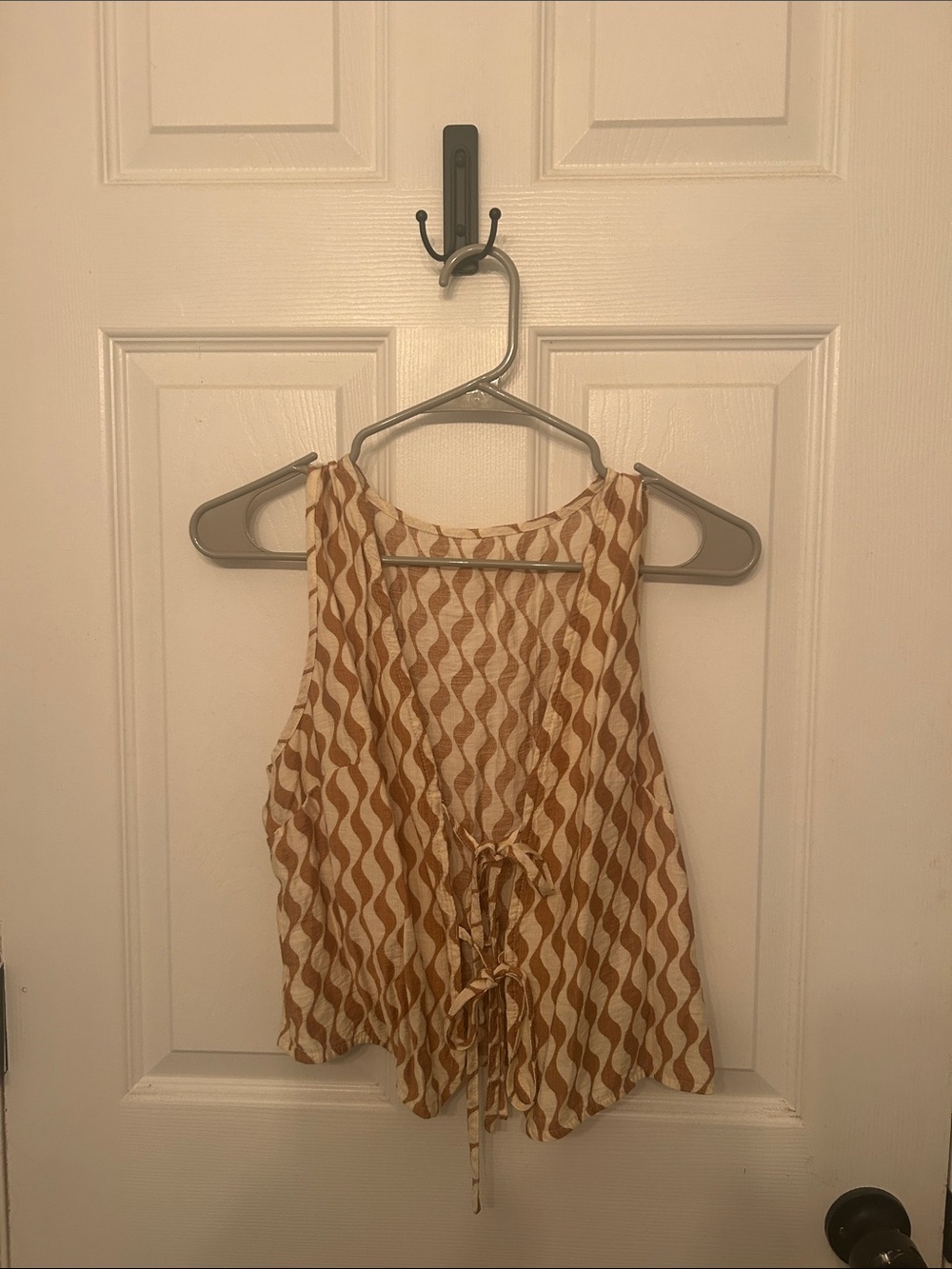 Wave Pattern Printed Sleeveless Tie-Front Top